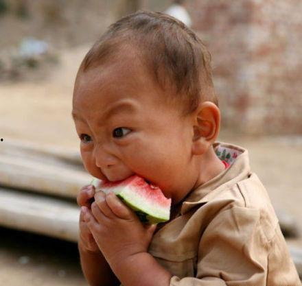 西藏男孩吃瓜,一场与自然的亲密邂逅