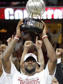 詹姆斯拿奖杯吃瓜,拿奖杯吃瓜成经典一幕